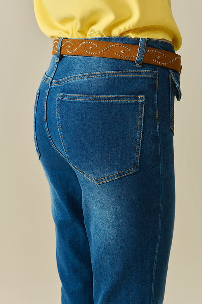 calça jeans flare com lavagem média e bolsos