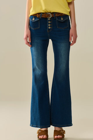 calça jeans flare com lavagem média e bolsos