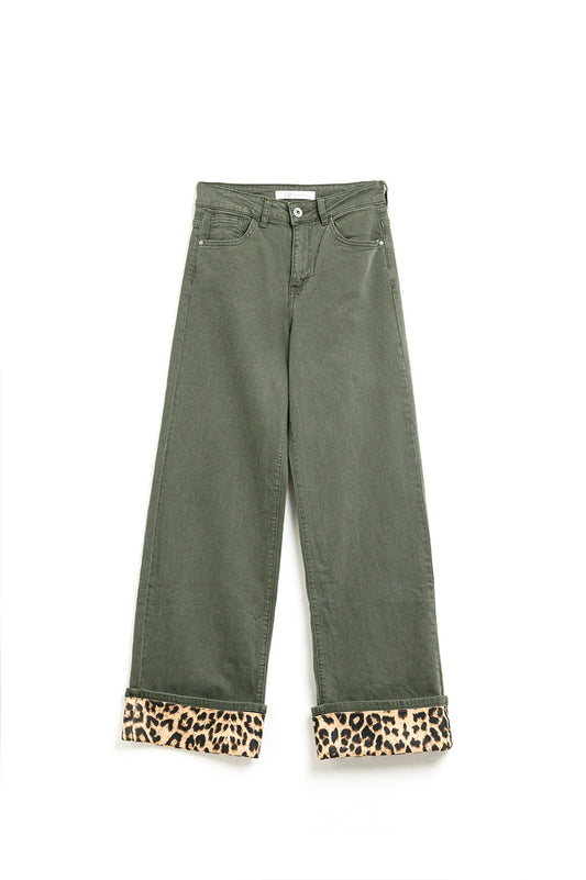 Q2 Calças largas em verde militar com estampado de leopardo na parte inferior