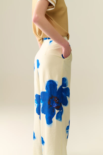 Calça Palazzo branca com estampa de flores tropicais e cinto combinando