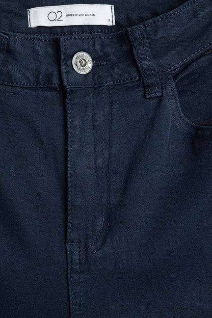 calça stretch confortável com perna cano em azul marinho