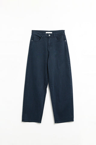 calça stretch confortável com perna cano em azul marinho