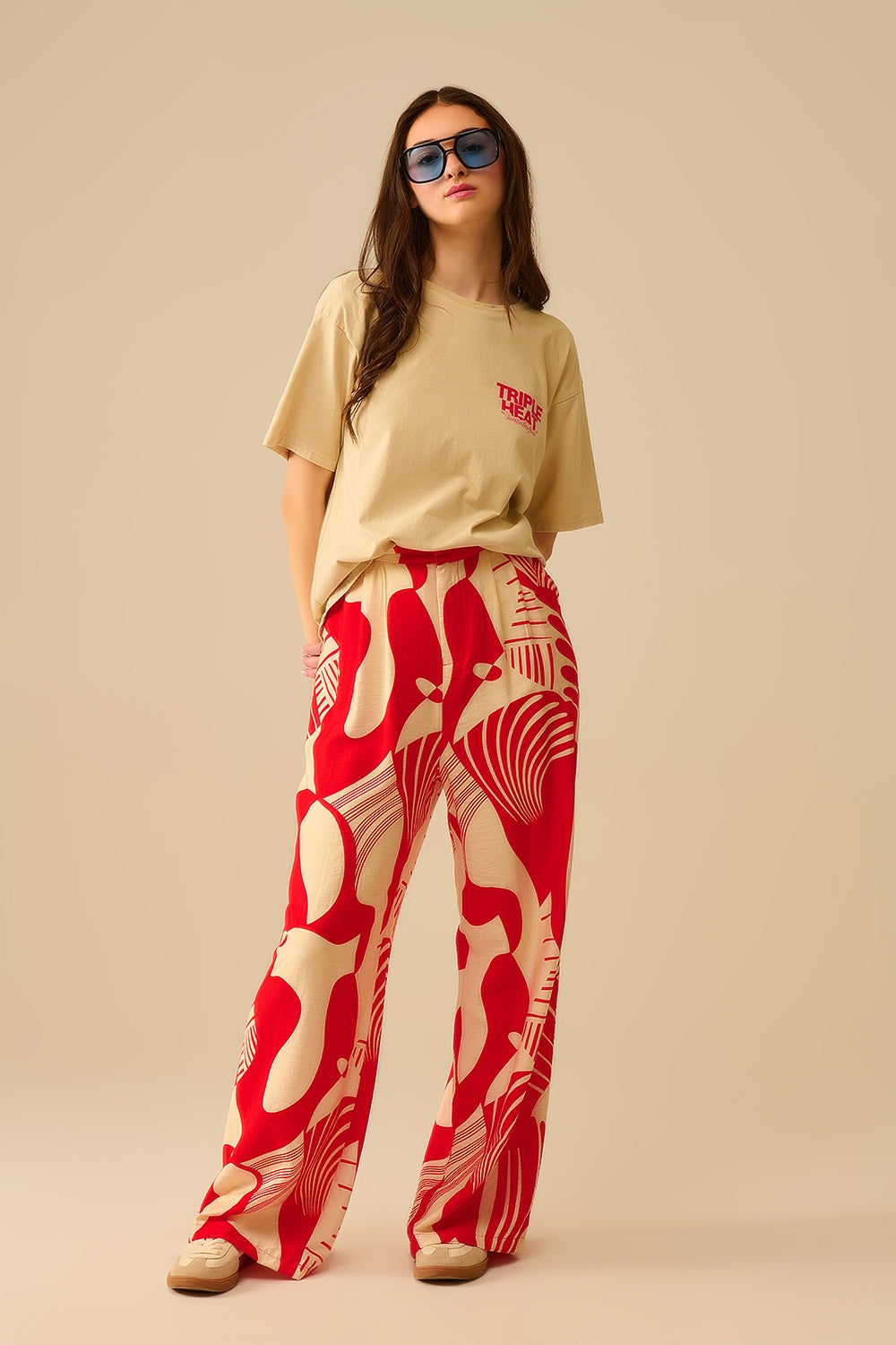 Calças vermelhas de perna larga com estampado abstrato