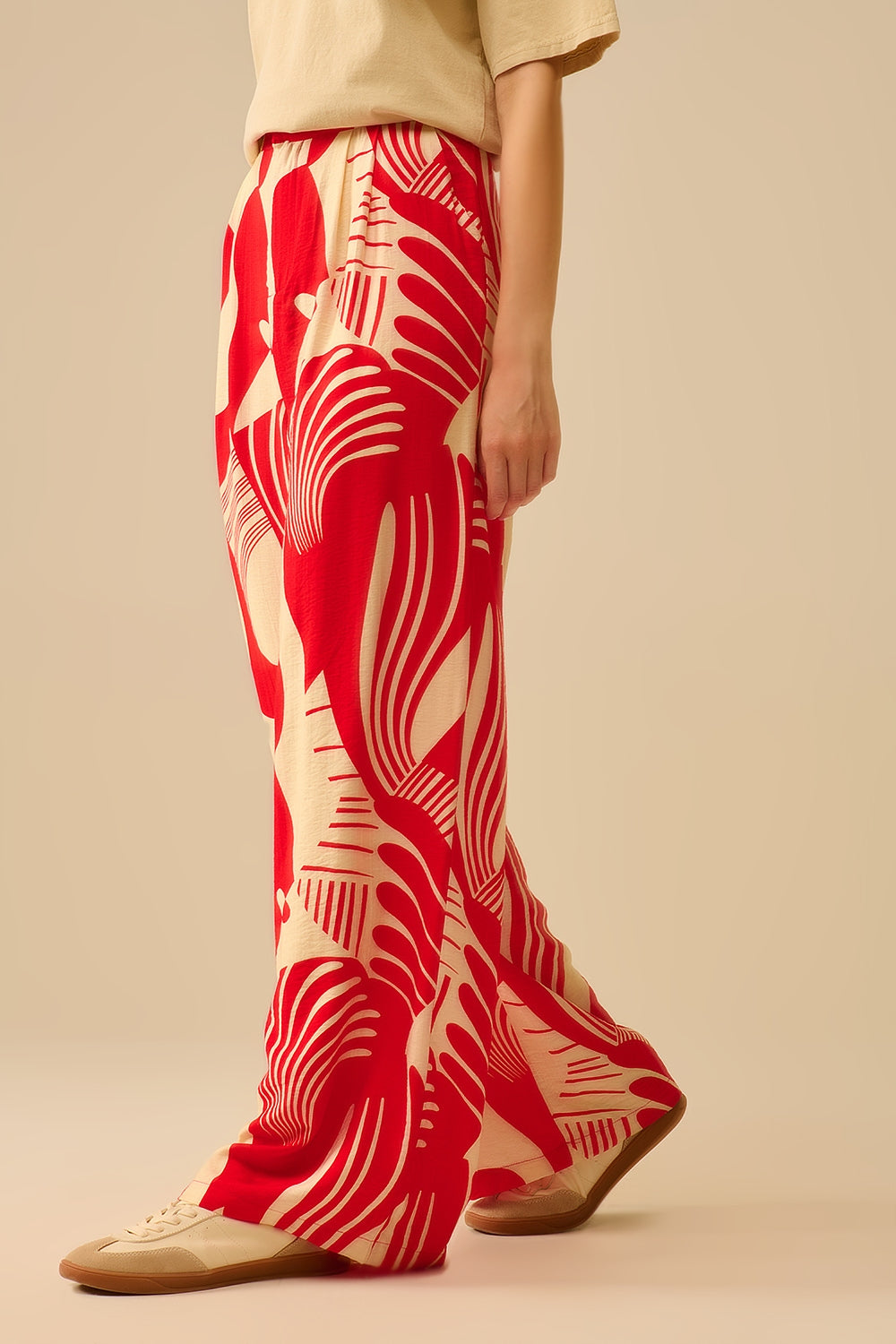 Calças vermelhas de perna larga com estampado abstrato