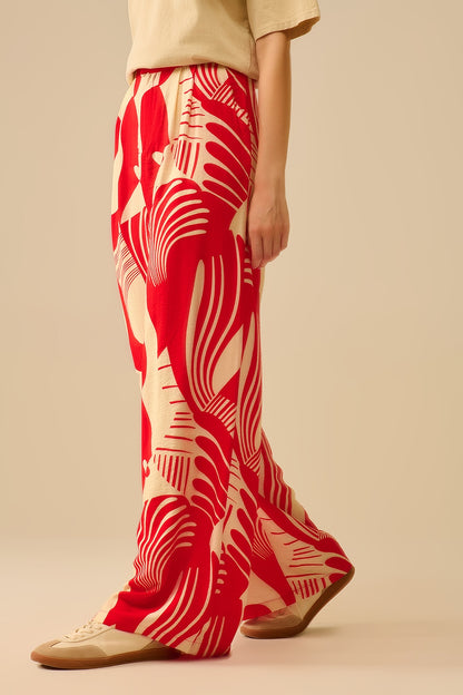 Calças vermelhas de perna larga com estampado abstrato