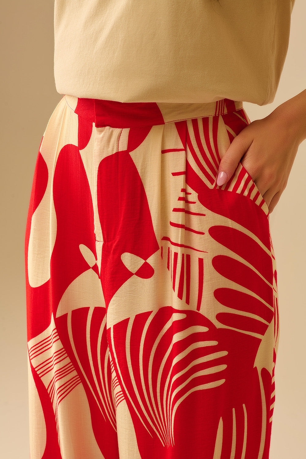 Calças vermelhas de perna larga com estampado abstrato