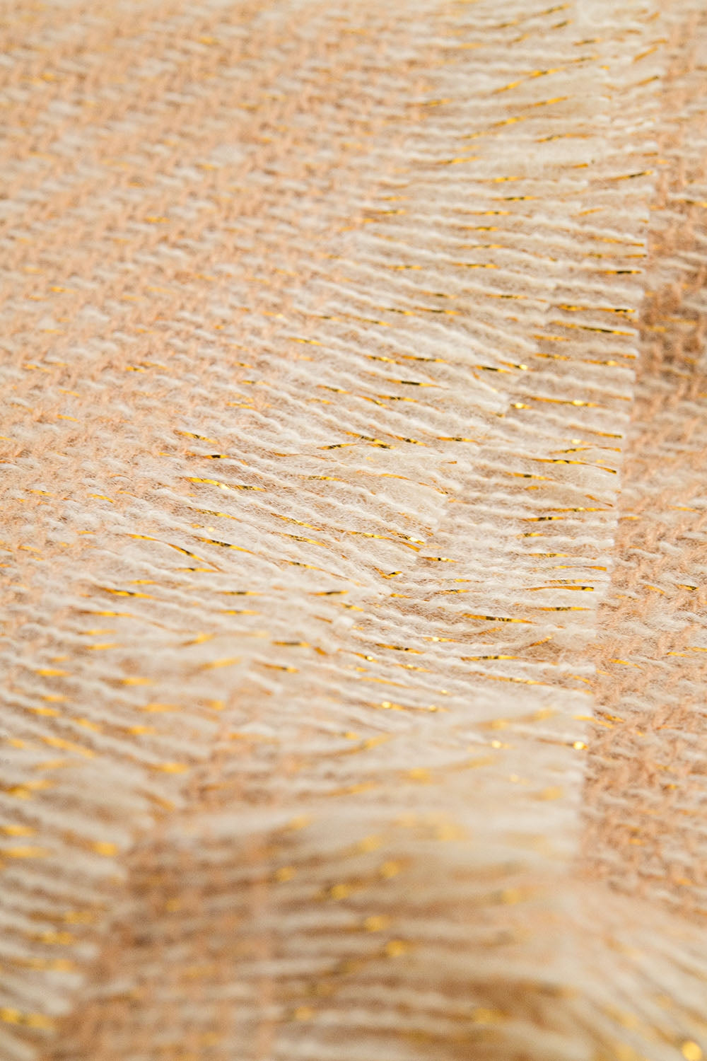 Cachecol cor camelo com detalhe em fio dourado