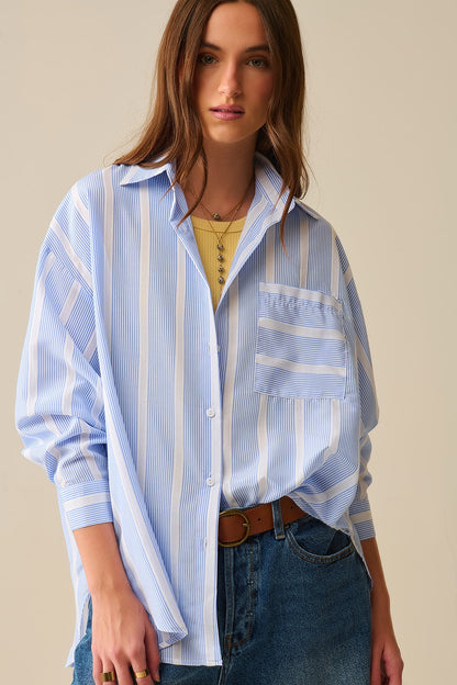 Camisa às riscas azul e branca de corte relaxado com laço nas costas