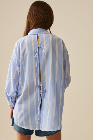 Camisa às riscas azul e branca de corte relaxado com laço nas costas