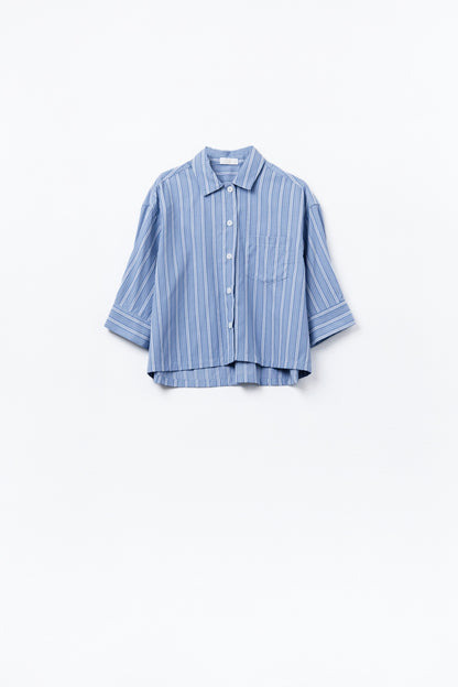 Camisa às riscas com corte oversized em azul