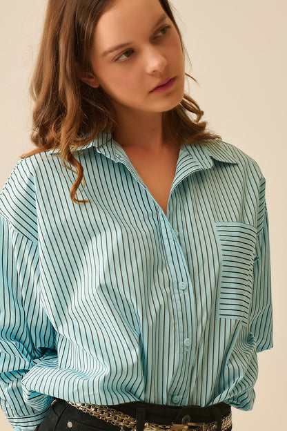 Camisa às riscos de tamanho grande com bolso no peito em preto e azul