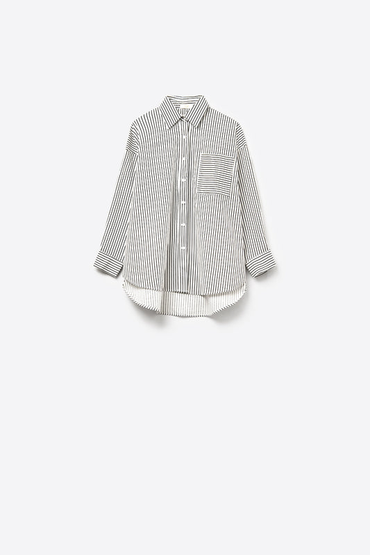 Q2 Camisa às riscas de tamanho grande com bolso no peito em preto e branco