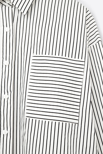 Camisa às riscos de tamanho grande com bolso no peito em preto e branco