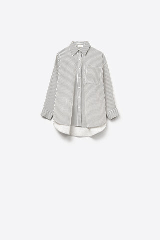 Camisa às riscos de tamanho grande com bolso no peito em preto e branco