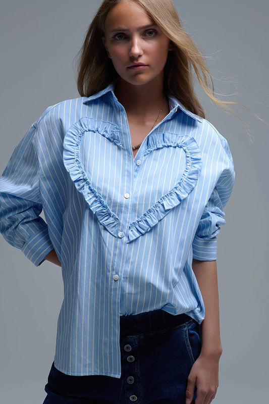 Q2 Camisa azul de riscas descontraída com pormenor de costura em forma de coração