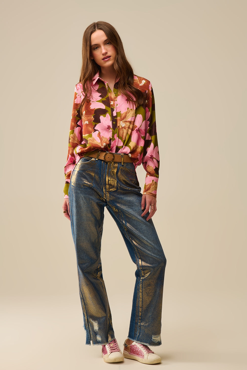 Camisa com acabamento em cetim e flores tropicais em verde azeitona