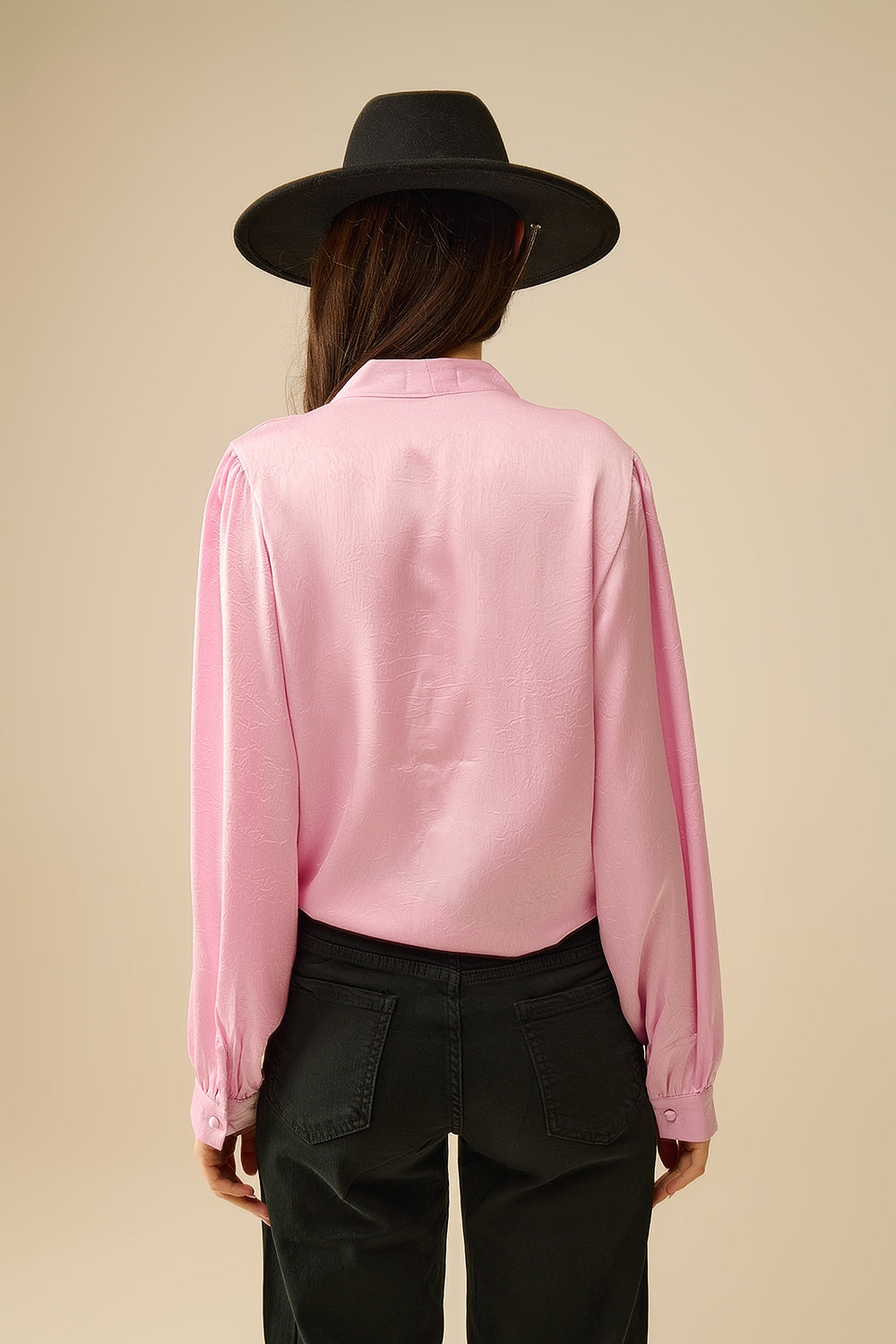 Camisa cortada em cor-de-rosa com nó
