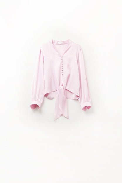 Camisa cortada em cor-de-rosa com nó
