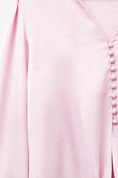 Camisa cortada em cor-de-rosa com nó