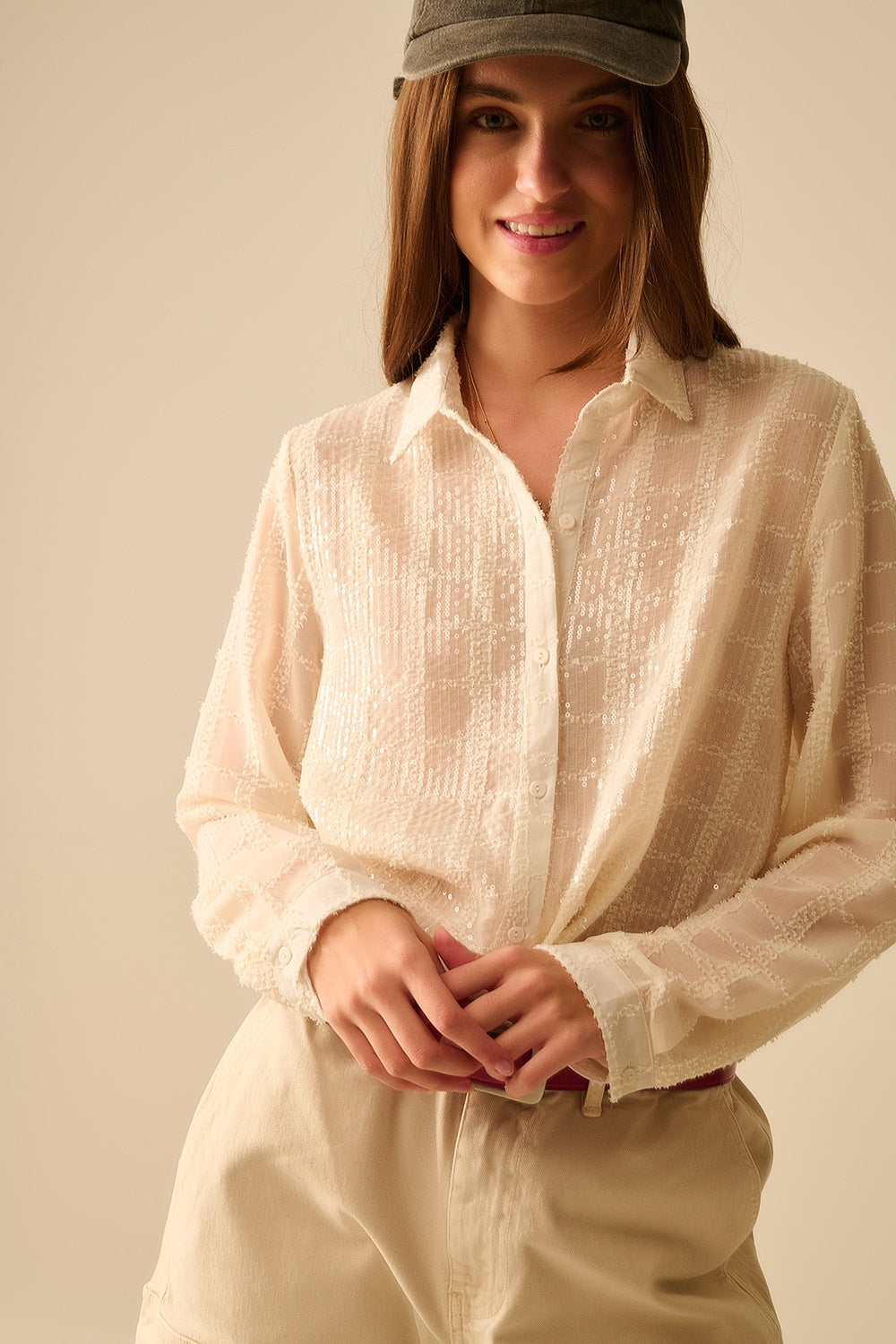 camisa de chiffon bege com detalhes de lantejoulas