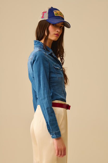 Camisa de ganga com bolsos no peito