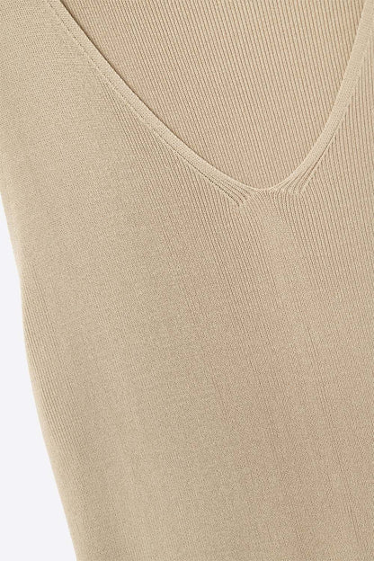 Camisa de malha fina sem mangas na cor camelo com decote em V