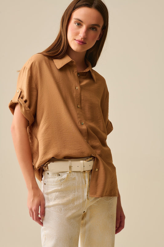 Q2 Camisa de manga curta camel descontraída com botões dourados