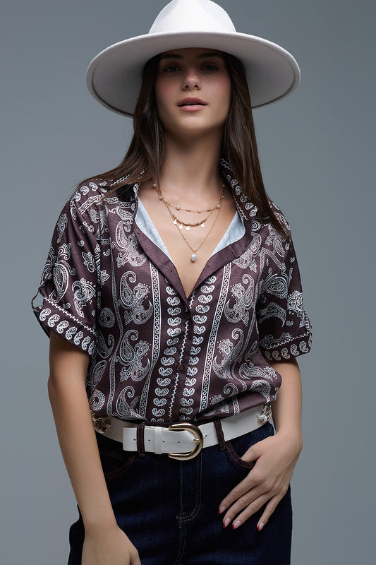 Q2 Camisa de manga curta com estampado Paisley em castanho