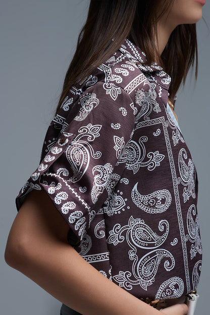 Camisa de manga curta com estampado Paisley em castanho
