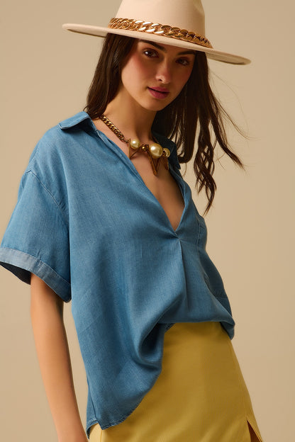 Camisa de manga curta em Tencel com bolso no peito em azul