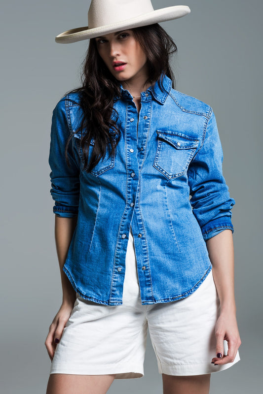 Q2 Camisa jeans com lavagem média bolsos no peito e botões de pressão