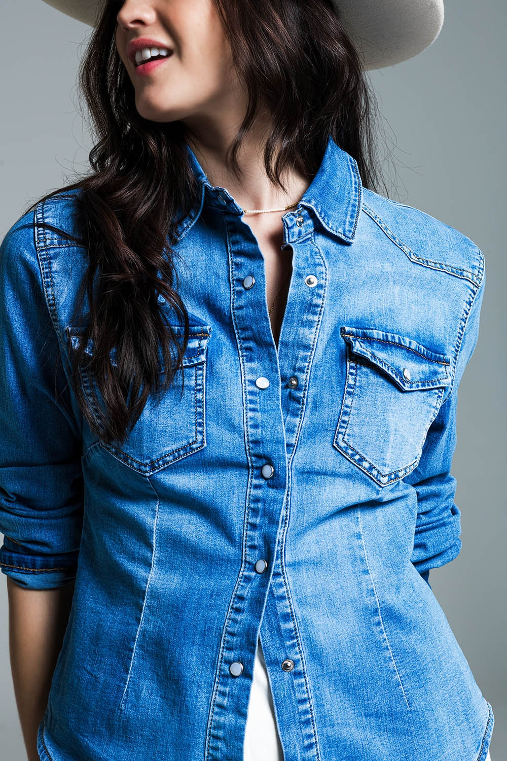 Camisa jeans com lavagem média, bolsos no peito e botões de pressão