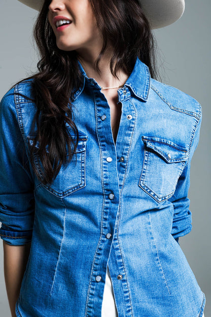 Camisa jeans com lavagem média, bolsos no peito e botões de pressão