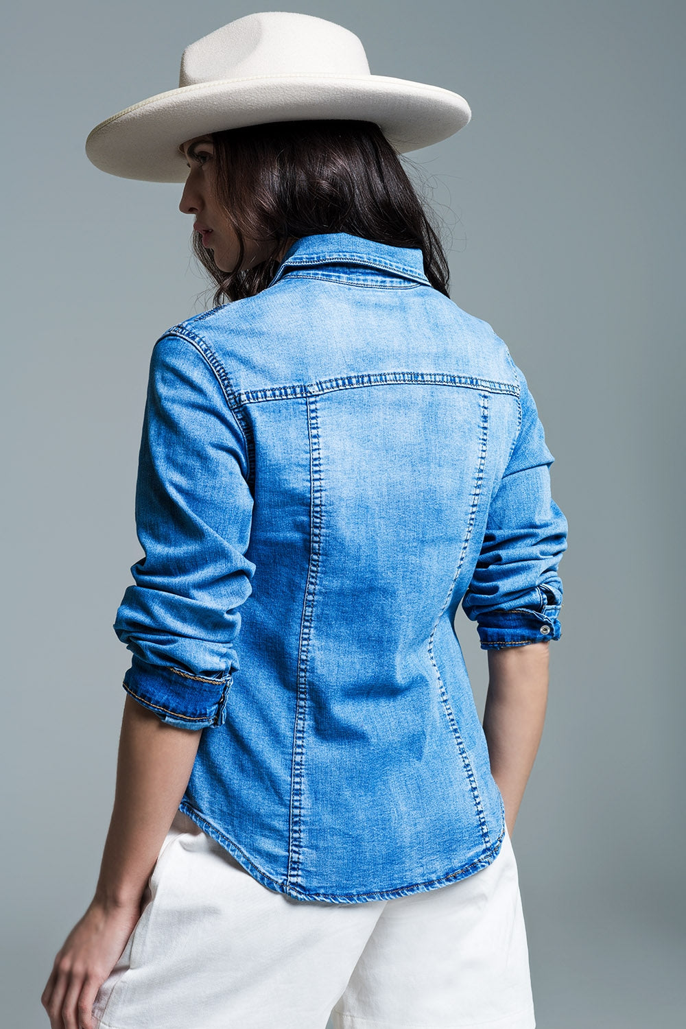 Camisa jeans com lavagem média, bolsos no peito e botões de pressão
