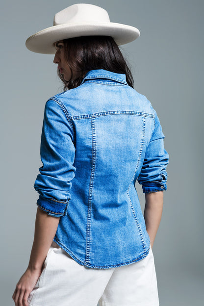 Camisa jeans com lavagem média, bolsos no peito e botões de pressão
