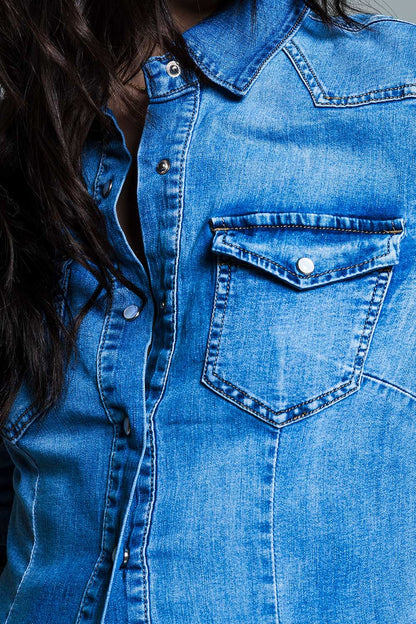 Camisa jeans com lavagem média, bolsos no peito e botões de pressão