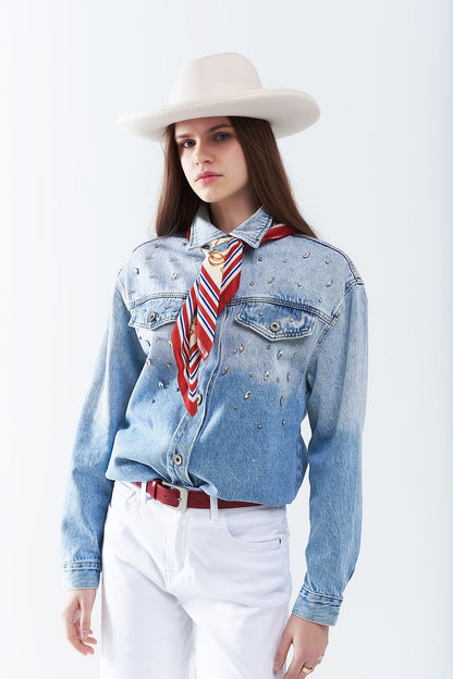 camisa jeans lavada com bolsos no peito e detalhes bordados com strass