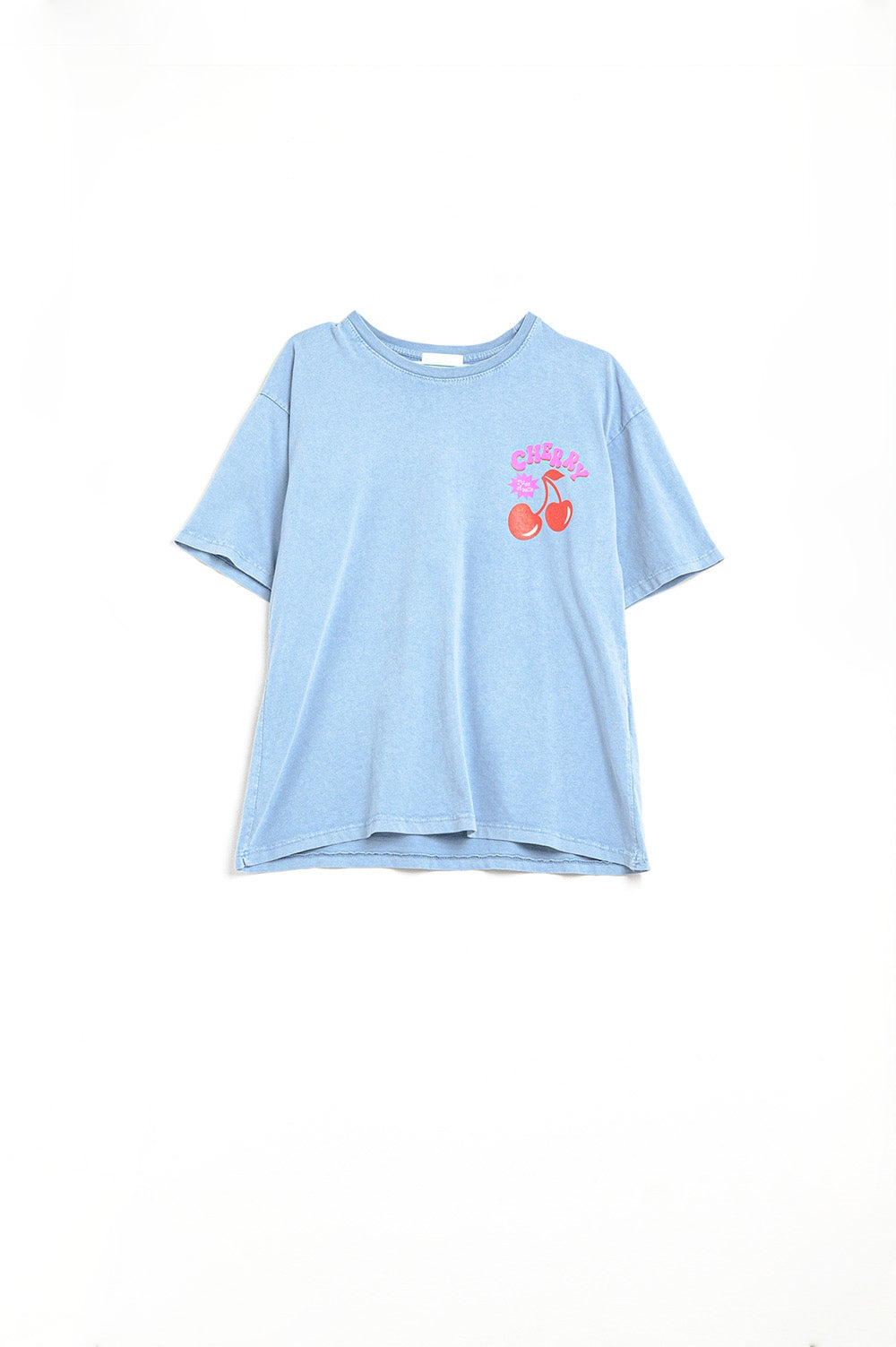 Q2 Camiseta azul com cereja no logotipo e letras