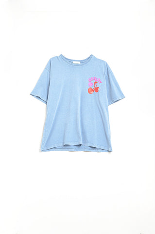 Camiseta azul com cereja no logotipo e letras