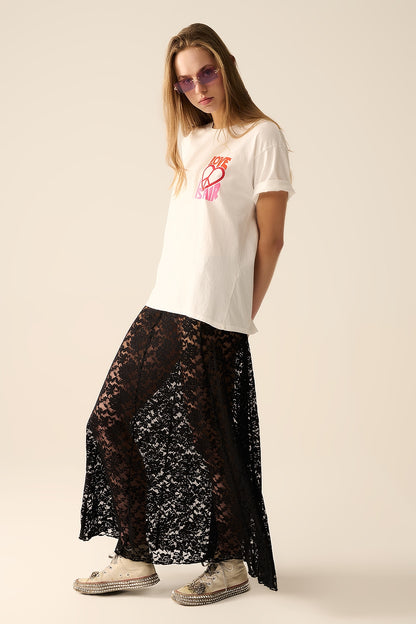 Camiseta Branca com o logo Love is Air e Coração com Paz