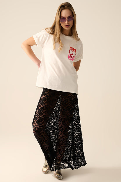 Camiseta Branca com o logo Love is Air e Coração com Paz
