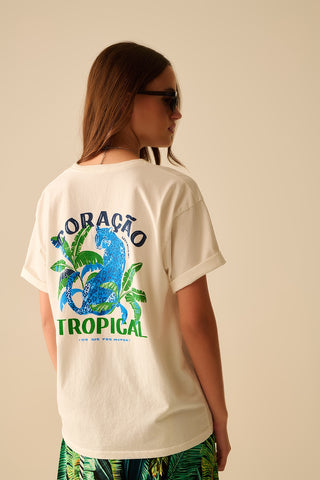 Camiseta branca feita na Itália com estampa gráfica tropical