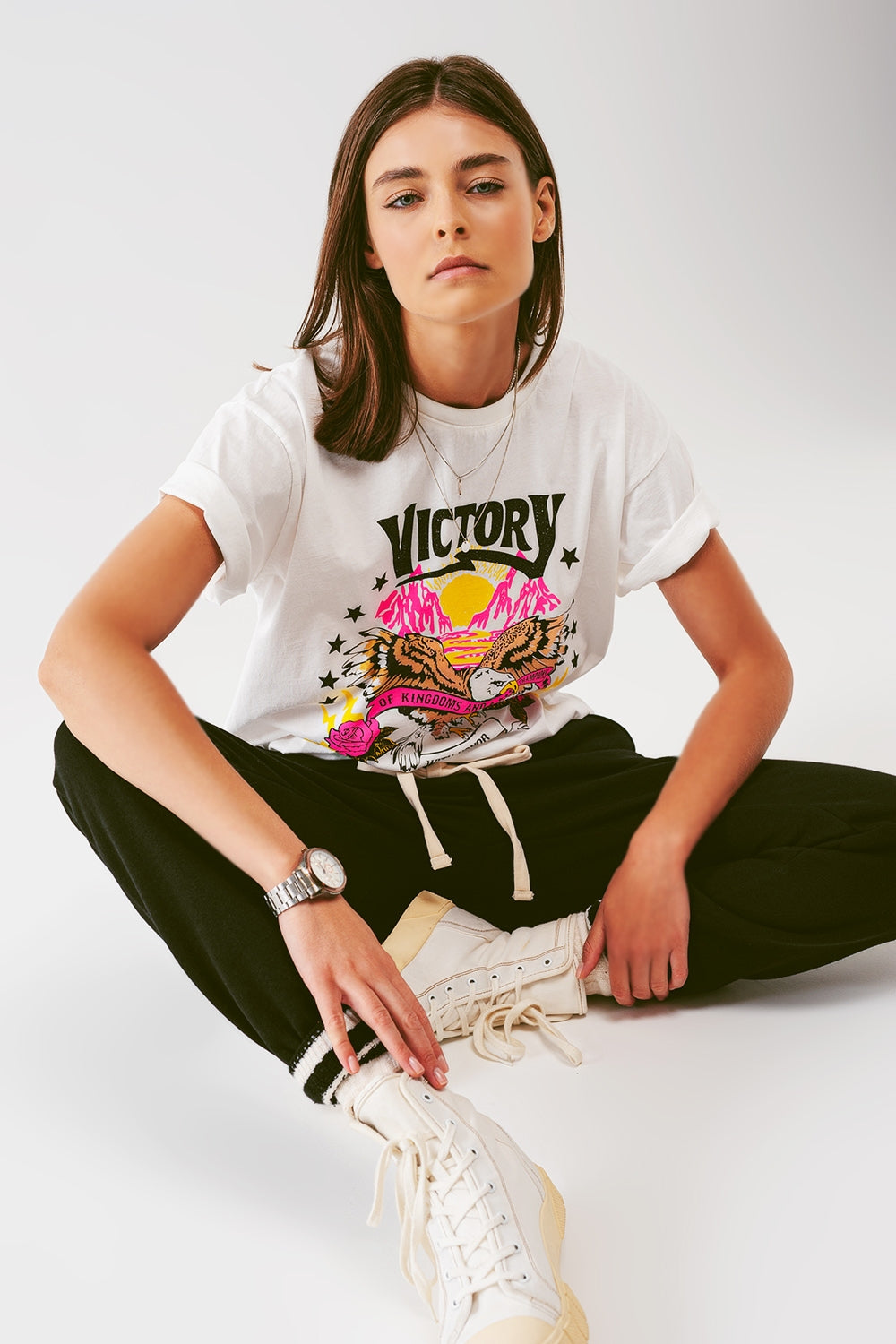 Q2 Camiseta com texto Victory em branco