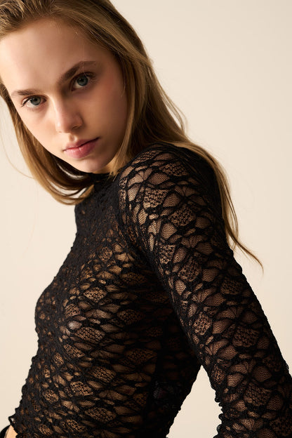 Camiseta preta de renda cropped com mangas compridas