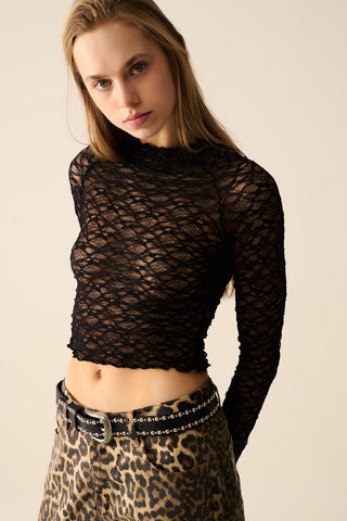 Camiseta preta de renda cropped com mangas compridas