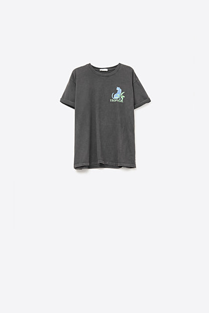 Q2 Camiseta preta feita na Itália com estampa gráfica tropical