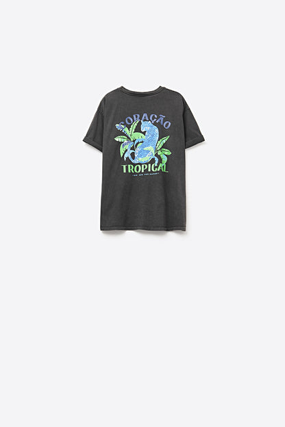 Camiseta preta feita na Itália com estampa gráfica tropical