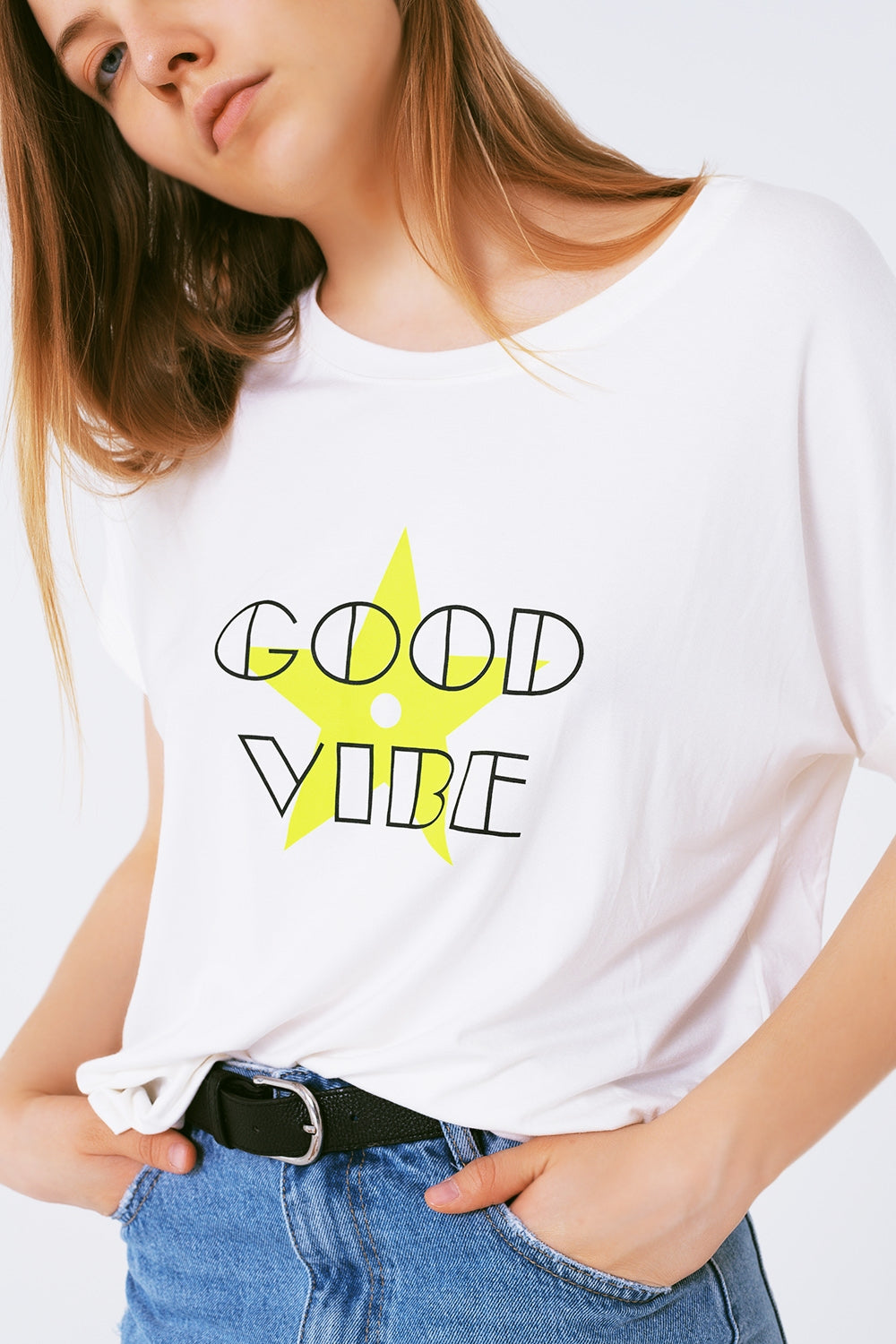 Camisetas Colarinho de barco Desenho amplo Impressão good Vibe fluor