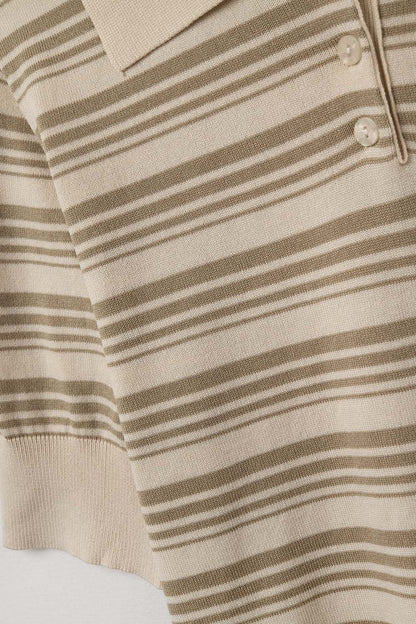 Camisola às riscas bege e camel com gola polo