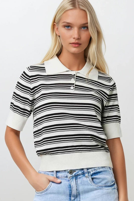 Q2 Camisola às riscas brancas e pretas com gola polo